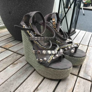  - Skor från Nelly, ca 10 år gamla :P Nästan oanvända!!  Jättefina verkligen, men jag använder inte klackskor