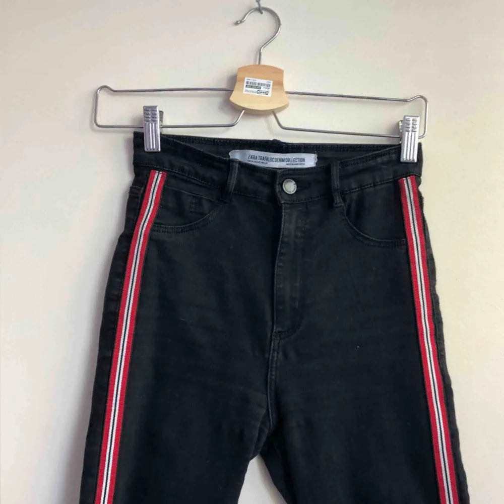 Fett sköna jeans från Zara! Extremt stretchiga och högmidjade med revär i rött/vitt/svart på sidorna och hål på båda knäna👍🏼👍🏼  frakt tillkommer . Jeans & Byxor.