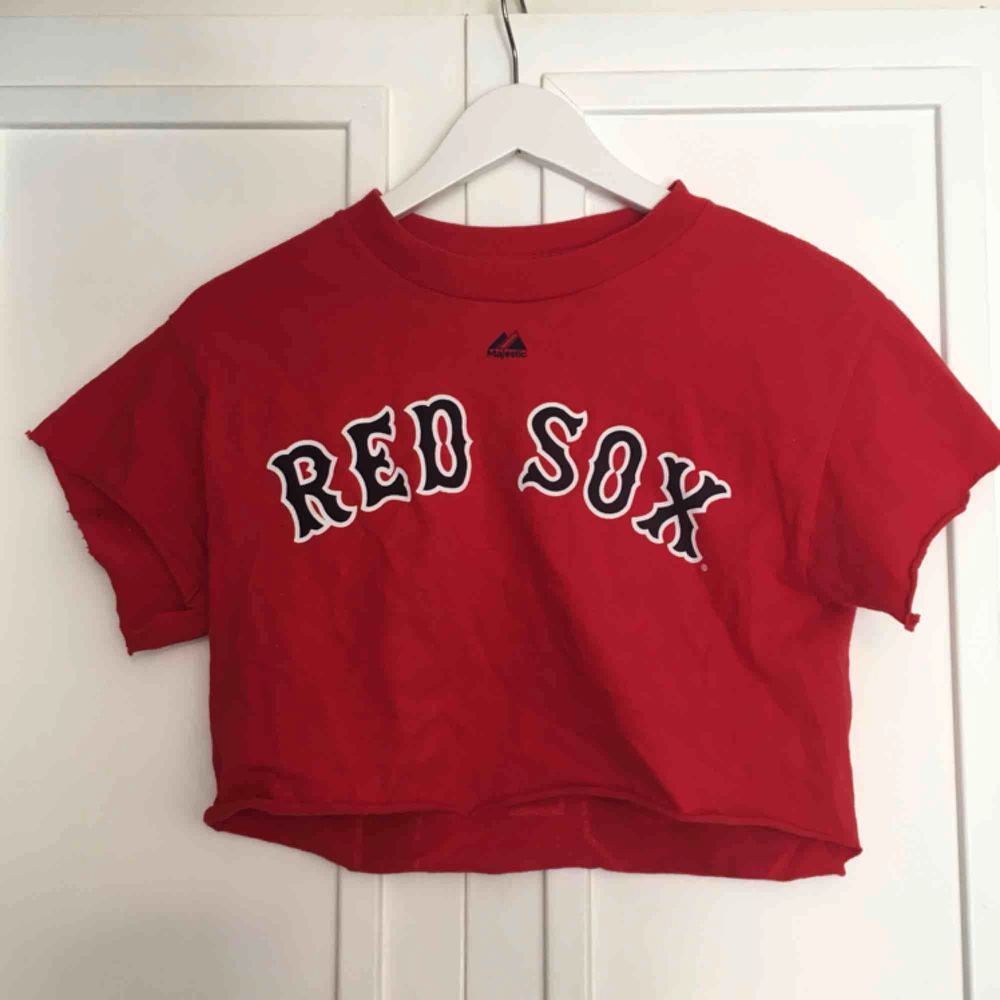 Red sox cropped tröja som köptes från beyond retro!. T-shirts.