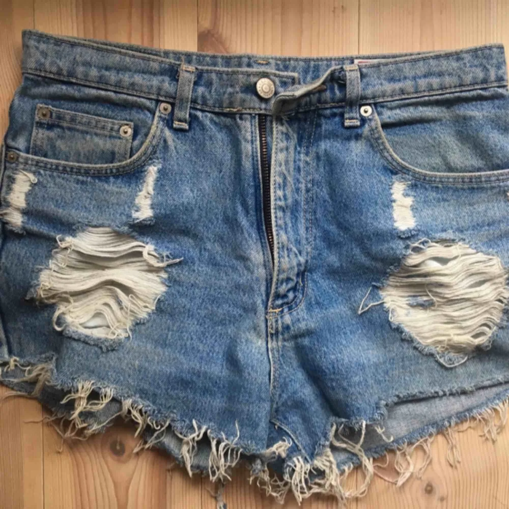 Snygga somriga jeans shorts!  Märk fläck på tredje bilden. I övrigt bra skick!. Shorts.