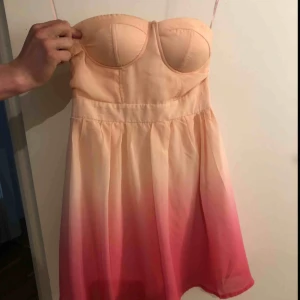  - Fin ljusrosa klänning utan axelband. Fint skick