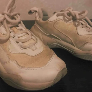  - Trendig Puma tunder sneaker , ganska ny skick. 👟 fri frakt :) ny pris 1200 kr:)