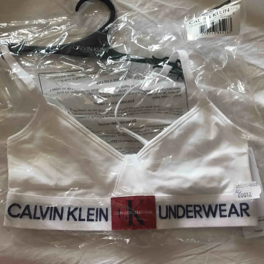 Sport-bh från calvin Klein. Inte ens testad . Toppar.