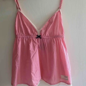  - Superfint somrigt linne med fina detaljer & justerbara band från OddMolly, oanvänd & i bra skick. Köparen står för frakt🌷