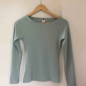  - Jättefin mintgrön tröja från Visual Clothing Project. Figursydd i storlek XS. Aldrig använd. Fin kvalitet.