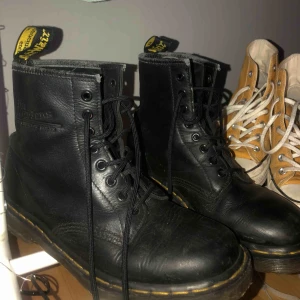  - Säljer mina fina dr martens. De passar mig som har storlek 38 om jag har en sula i. Säljs pga vill köpa en annan modell.  Priset kan diskuteras!!