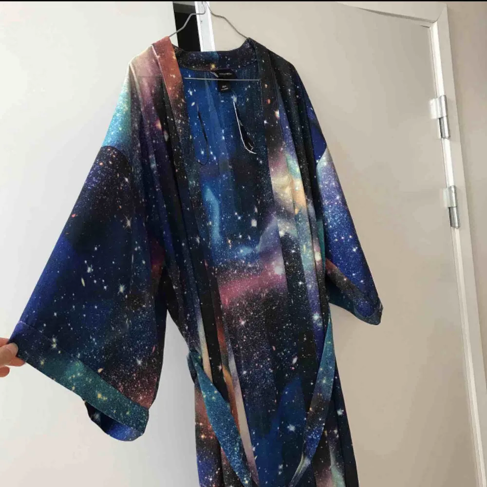 Har en till sån här kimono från Monki✨ denna är väldigt sparsamt använd. säljer den också för 200 kr.  Den kan användas som morgonrock. 🧚🏼‍♀️. Tröjor & Koftor.