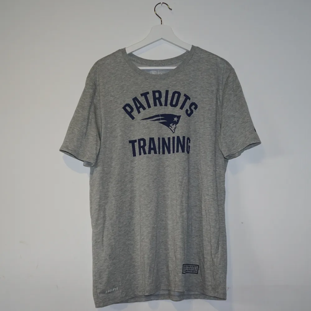 T-Shirt från Nike. NFL-Laget Patriots logga på framsidan. Helt ny, aldrig använd. . T-shirts.