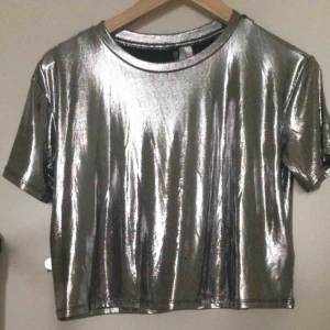  - Crop top.   OBS! Säljer endast till personer som kan hämta upp plagget i Helsingborg 