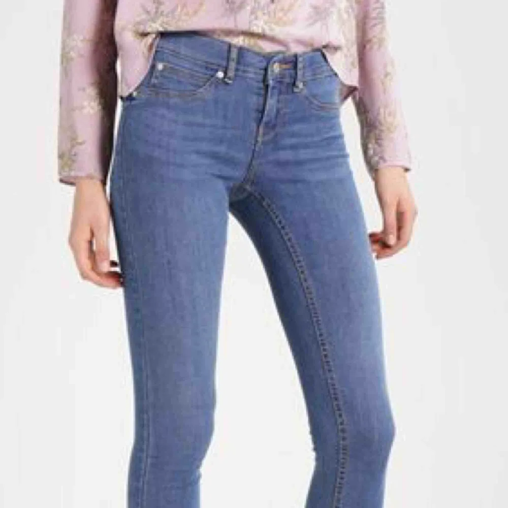 👖 Alex Jeans 👖 - • S • Gina Tricot • Low Waist • Fint skick • Ej töjda • 50kr + ev frakt . Jeans & Byxor.