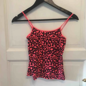  - Snyggt leopardmönstrat linne! Endast testad så är i bra skick:) 25 plus frakt