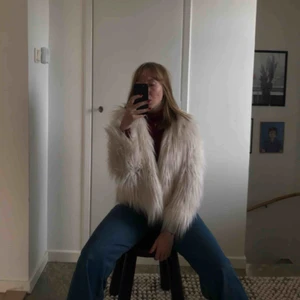  - Långhårig låtsas päls. Varm och gosig, köpt för att använda på maskerad. En vanlig medium passform med spännen på insidan så att det går att stänga jackan. 