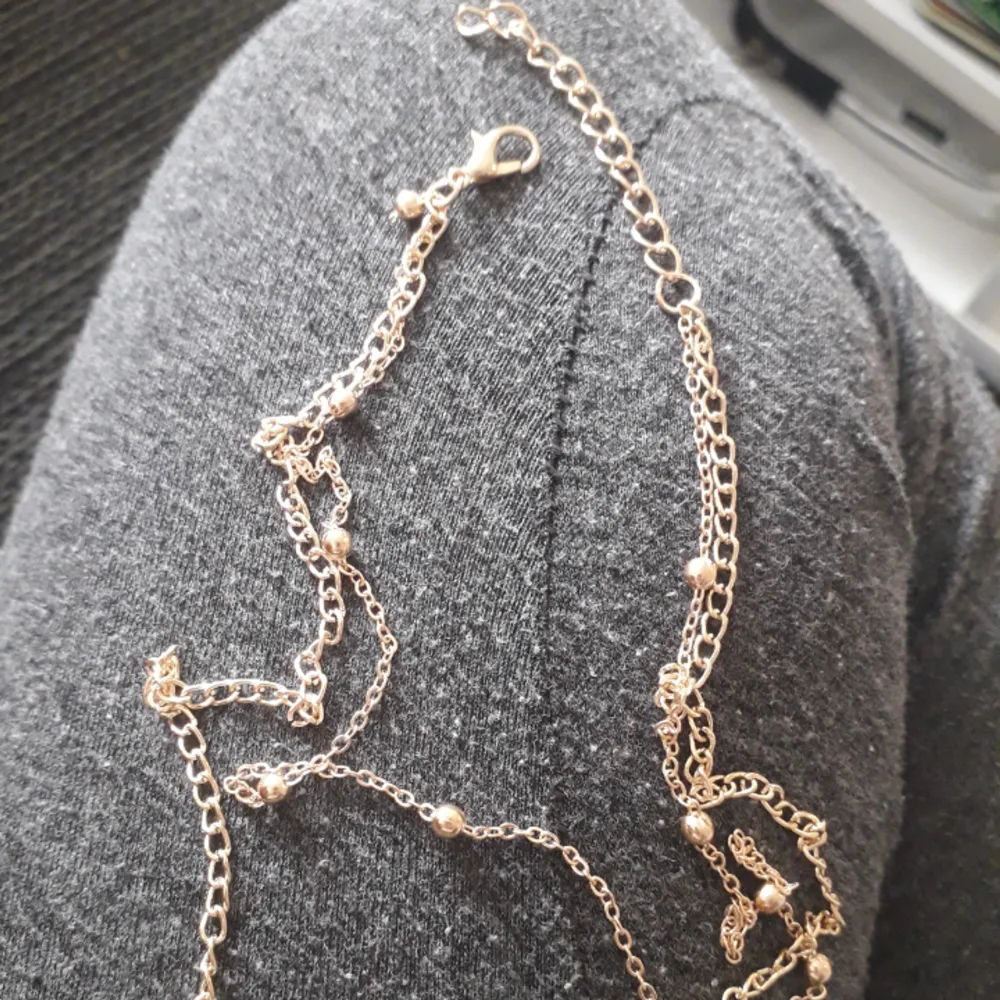 ☆Dubblat guldigt halsband från Spanien☆ Finns möjlighet att skystera lite bakon kedjan om man vill bära den högre upp elr längre ned. Frakt: 9:-. Accessoarer.