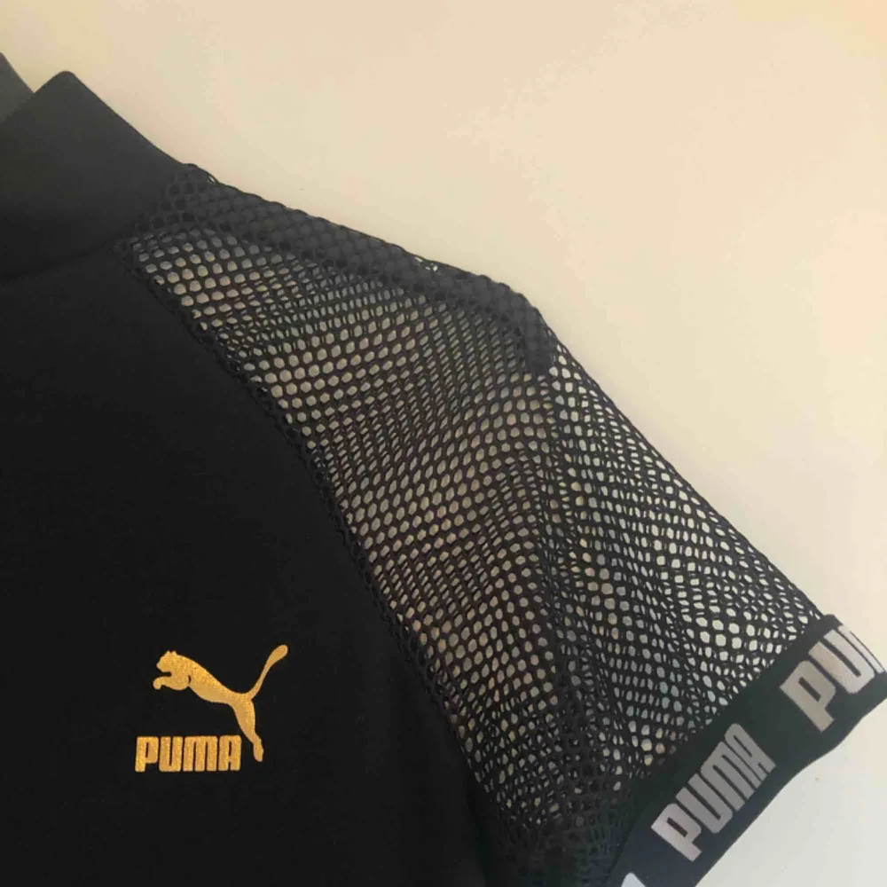 Fin klänning ifrån Puma x Asos✨ Använd 1 gång, superfint skick👌 Märkt L, men liten i strl så den sitter som en M, formar kroppen fint. (Köptes för 500kr). Klänningar.