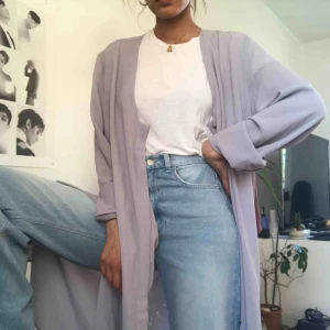  - Lilagrå skjortklänning från Weekday. Storlek large så kan man styla den som en oversize "kimono" om man vill! Slitsar längs sidorna och silvriga knappar som går längs framsidan. Aldrig använd!! (Då bältet ej tillhör säljs den utan det)