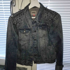 - Jeansjacka med nitar använd sparsamt. Strl 40. 