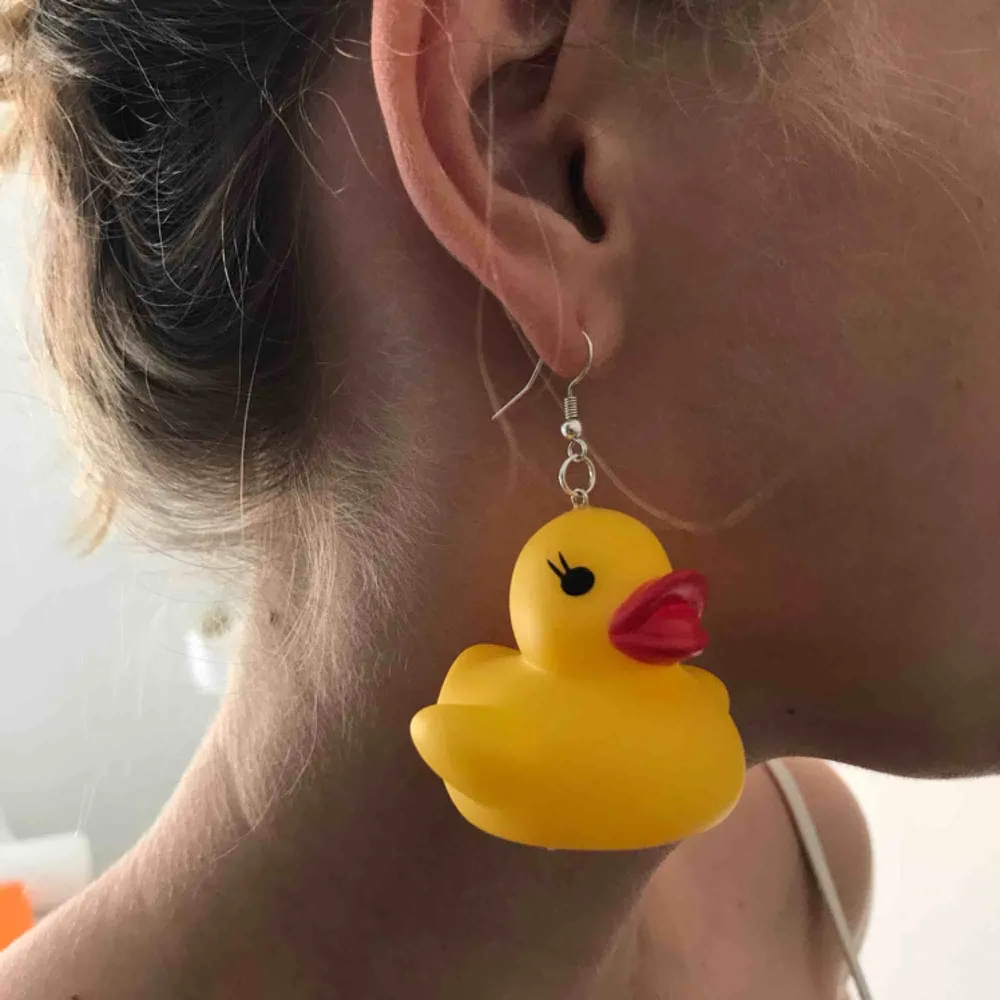 Ascoola badanke-örhängen!!🐥🐥Handgjorda av Sofia Sthåle som säljer smycken här i Malmö, one of a kind så att säga!! Möts upp i Malmö eller så betalar köparen franken🐣. Accessoarer.