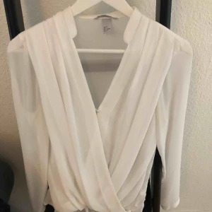  - Vit blus. Använda 1 gång. Frakt tillkommer 