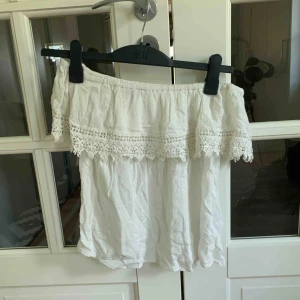  - Supersöt ärmlös spetstopp. Använd ca 5 gånger. Frakt tillkommer