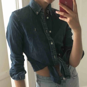  - Fin Ralph Lauren skjorta!  Köpt i NY  Säljer för den är för liten i ärmen  Fin kvalité 