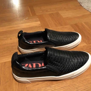  - Svarta skor, ganska Blanca, helt nya