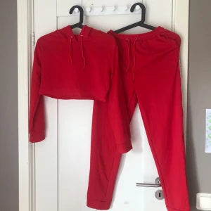  - Set från ebay. Ränder på byxben och luva.