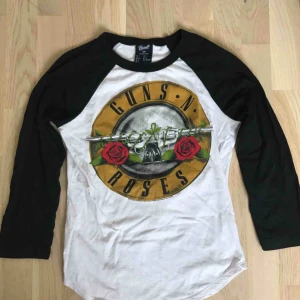  - 🎧 Snygg tröja med Guns and roses tryck (frakt tillkommer) 🎧