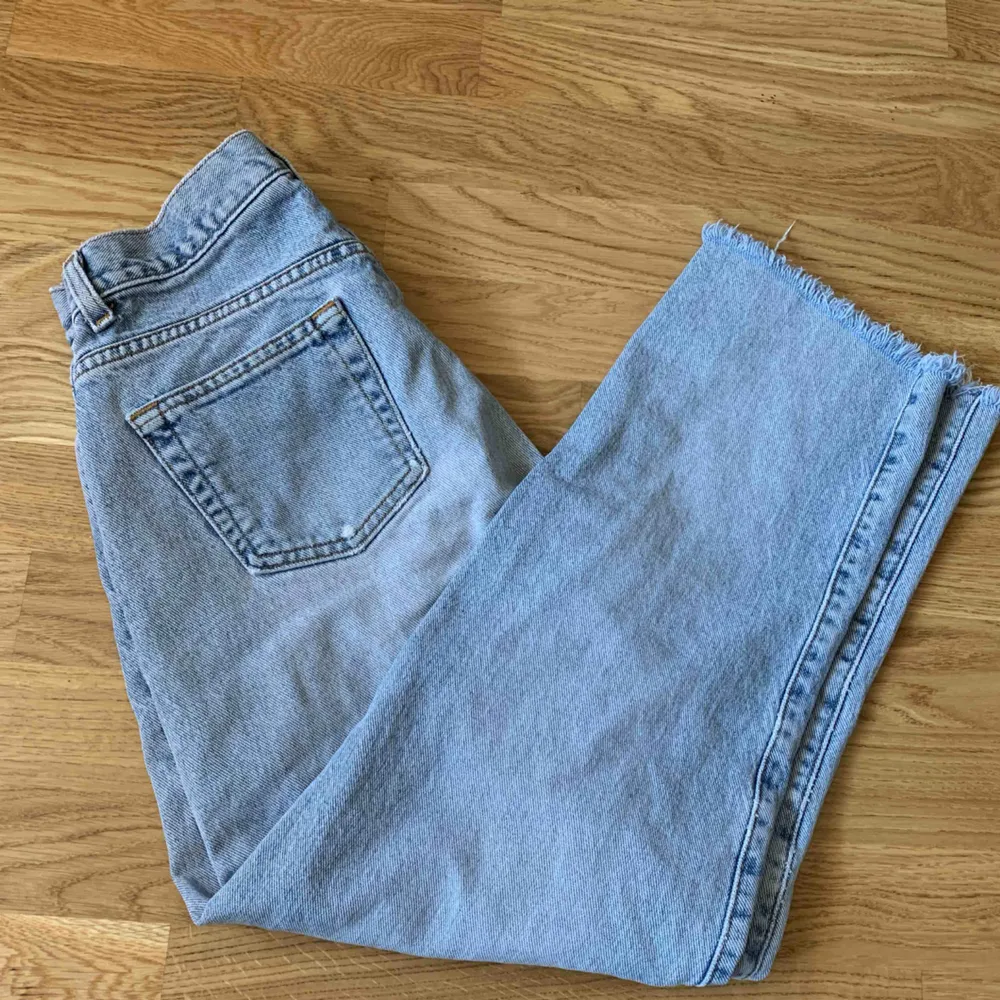 Calvin Klein jeans i storlek 6/S,  Hittade dessa hos min mormor så antar att de är mina bröders gamla byxor därför kan de vara från 90-talet,  🐞Frakt 74kr🐞. Jeans & Byxor.