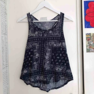  - Linne med najs mönster från Gina Tricot gjord av organisk bomull.