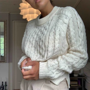  - Stockad tröja i bra skick. Krämvit och super skön (sticks ej). Fraktar men köparen står för kostnaden. 