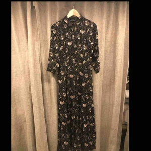  - Klanning från zara. Använd en gång. 