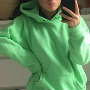  - Skitsnygg hoddie från bikbok. Använd ett fåtal gånger men något nopprig. Har en fläck som jag kan ta en närmare bild på om det önskas. Superrrskön! Har tagit ur snörerna men skickar självklart med dem vid köp. Köparen står för frakt🥰