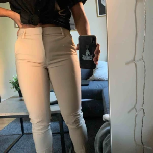  - Kostymbyxor i färgen beige, från Bershka som är aldrig använd. Fortfarande i fint skick, eftersom att plagget har bara legat i garderoben. Bra passform, som får rumpan att se bra ut. Dessutom är det lite stretch i materialet.