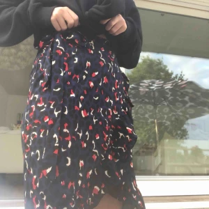  - Jättesnygg mörkblå leopardkjol köpt på Chelsea, aldrig använd med prislapp kvar💙💙💙💙