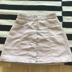  - Mocca Kjol med knäppning  Skick: Väldigt bra, nästan aldrig använd Färg: Babyrosa Storlek: 34 (XS) Pris: 50kr  Köparen står för frakten Swish finns 