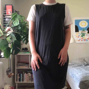  - Svart klänning från Monki, storlek S. Använd, men i bra skick! Frakt tillkommer 🖤🎧🎩