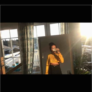  - En oversized croppad sweatshirt från H&M! Senapsgul i färgen. Köpare står för frakt🚛