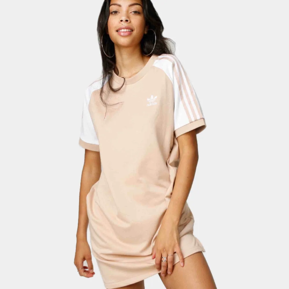 Oanvänd rosa/beige T-shirt dress från Adidas (nypris 399), frakt är inkluderat i pris!!. Klänningar.