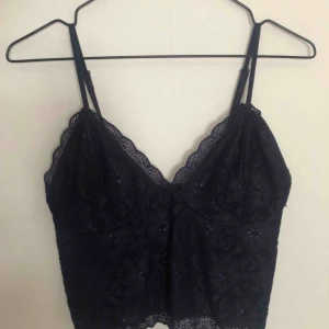  - Marinblå topp från BikBok. Skickad gratis men vill man ha fler plagg tillkommer fraktavgift :)