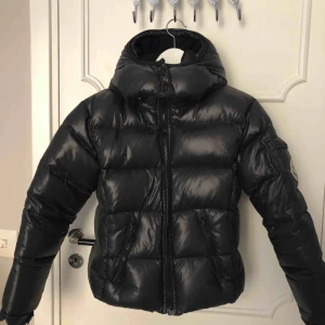  - Moncler jacka. Storlek 1. Emblemet på dragkedjan är borta på ena fickan dock funkar den som vanligt. Köpt begagnad så har tyvärr inga kvitton eller äkthetsbevis därav det billiga priset. Nypris 9000 Säljer pga för liten.