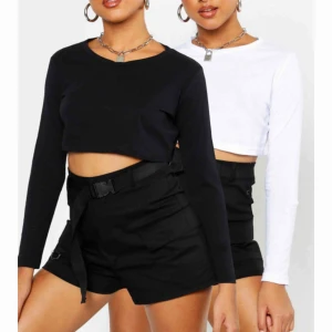  - Säljer denna crop top i svart, det är två stycken i samma färg,50 kr för 1 och 75 för båda! Frakt tillkommer