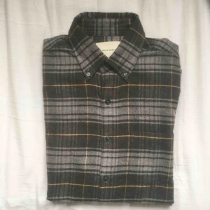  - Grå/gul skjorta från A Day’s March, nyskick. Fri frakt.