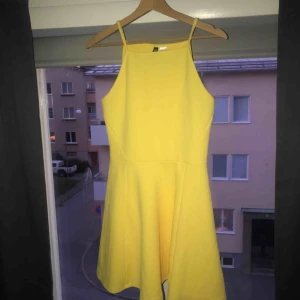  - Skön, snygg sommarklänning. Väldigt fin och klargul färg.