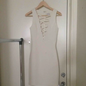  - Knälång klänning från Nelly   OBS! Säljer endast till personer som kan hämta upp plagget i Helsingborg 