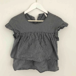  - Blus från zara med volanger. Storlek XS men passar även S.