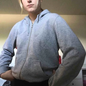  - En snygg kofta i herr model jätte skän och mysig:)) inte andvänd så mycke, från hm😊😊