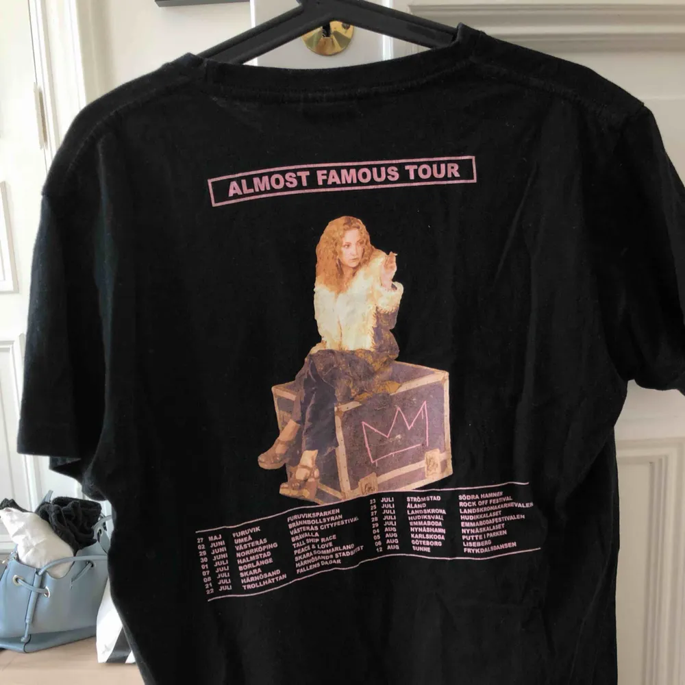Oanvänd Hov1 merch T-shirt! På framsidan är en rosa hov1-krona & på ryggen är alla turnédatum för Almost Famous Tour (2017).. T-shirts.