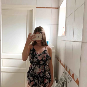  - Jumpsuit med blommigt mönster och öppen rygg