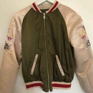  - En bomber jacka ifrån H&M i storlek 38 skulle dock säga att den är liten i storleken brukar själv ha en 34/36 i jackor och denna passar mig