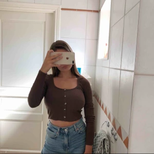  - Brun långärmad tröja 